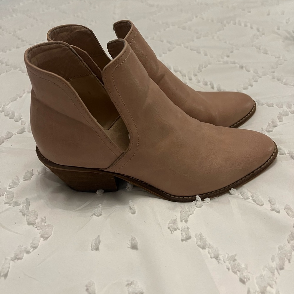 Women’s Size 7.5 Western Booties